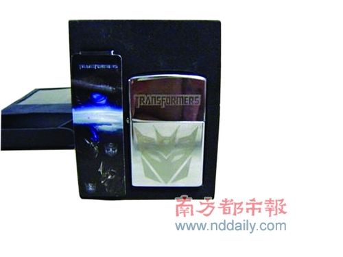 真人版大黄蜂亮相 变形金刚各周边展示