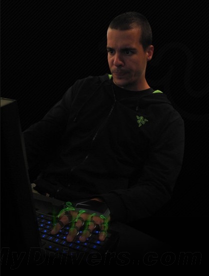 最炫愚人节 Razer魔爪外骨骼游戏手套