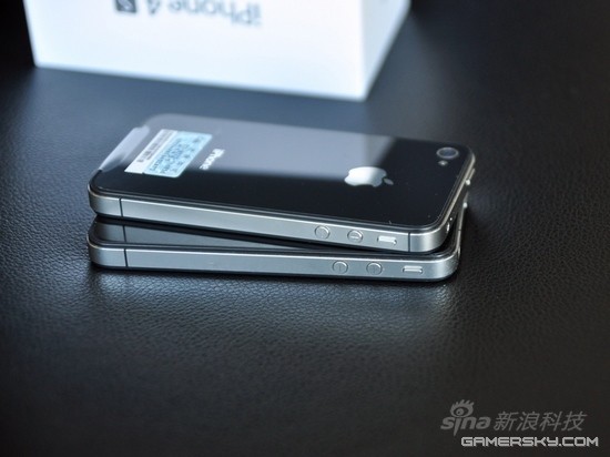 iPhone 4S(上)与iPhone 4右侧对比