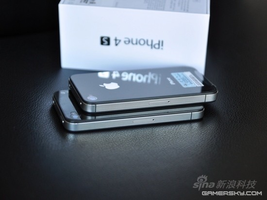 iPhone 4S(上)与iPhone 4左侧对比